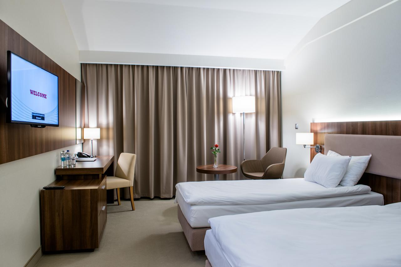 Hotel Kosma Kozmin Экстерьер фото