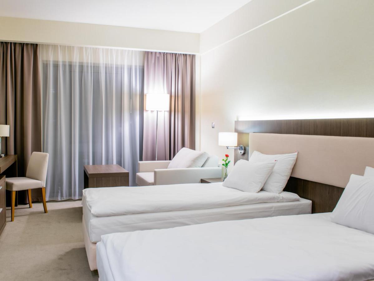 Hotel Kosma Kozmin Экстерьер фото