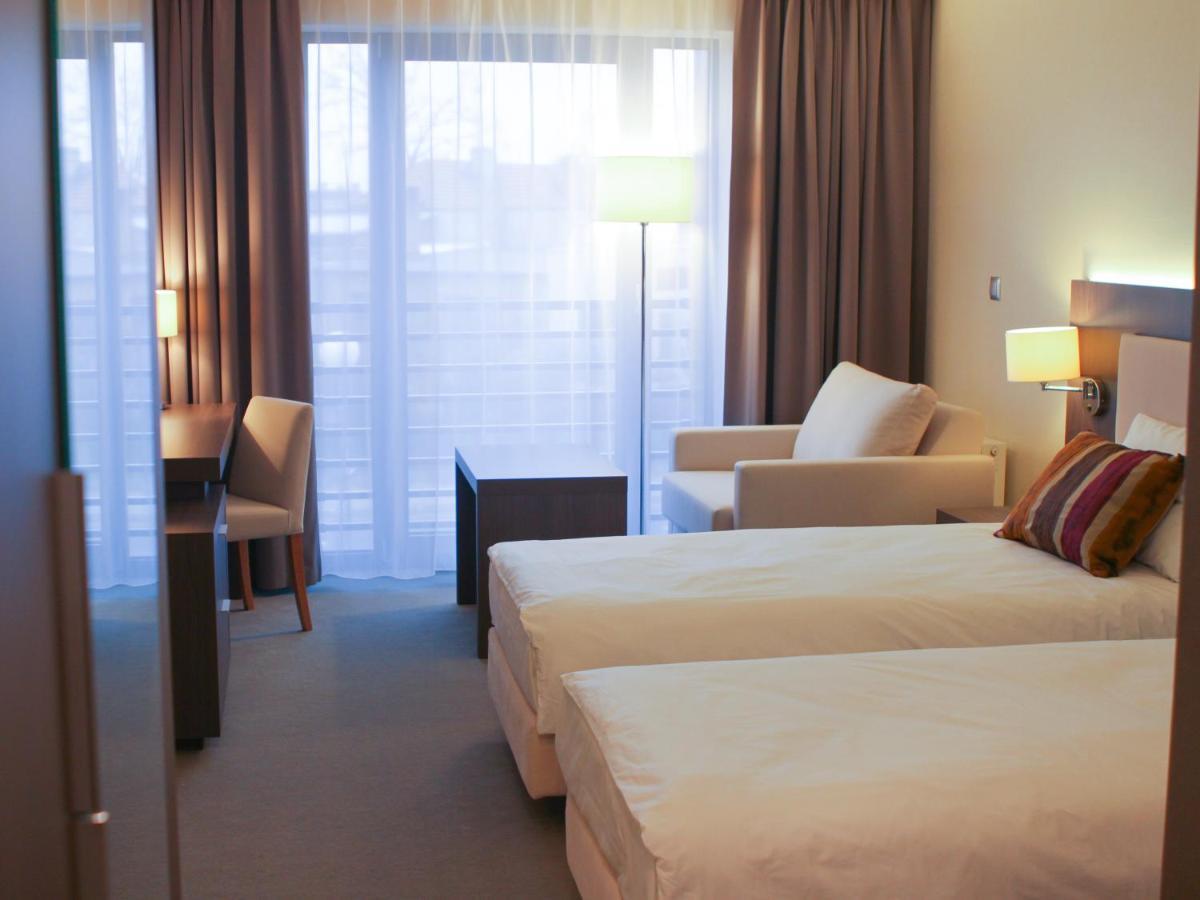 Hotel Kosma Kozmin Экстерьер фото